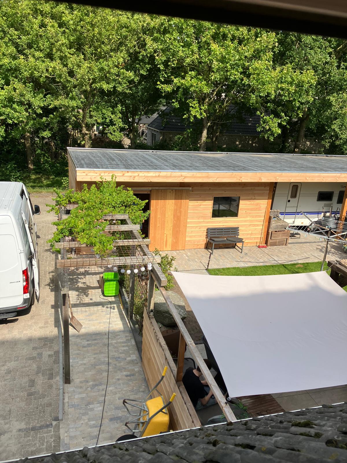 Tuin met nieuwe schutting en overkapping geplaatst