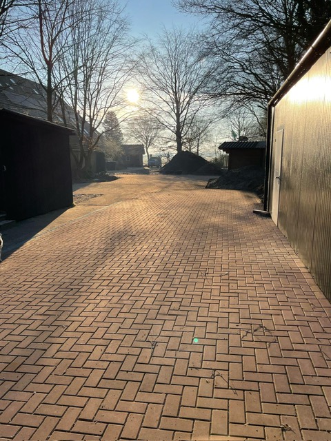 Bedrijfsterrein bestraat en aangelegd