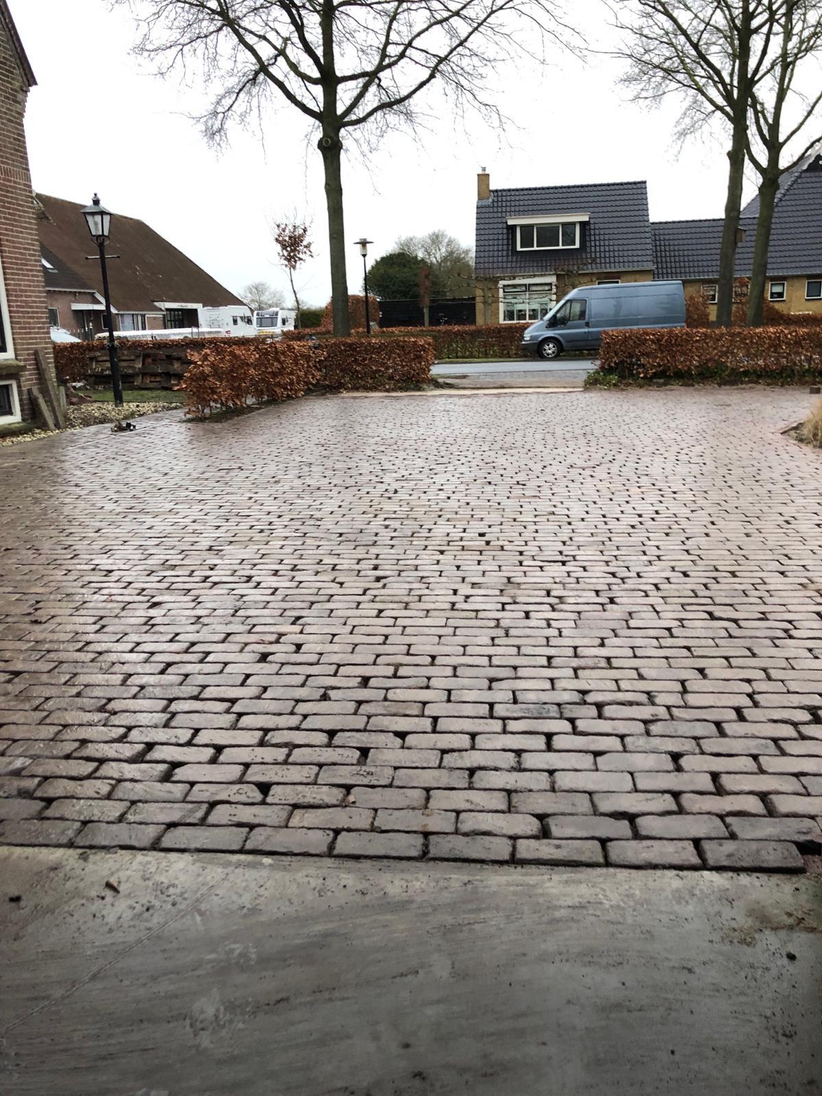 Oprit met nieuwe bestrating aangelegd