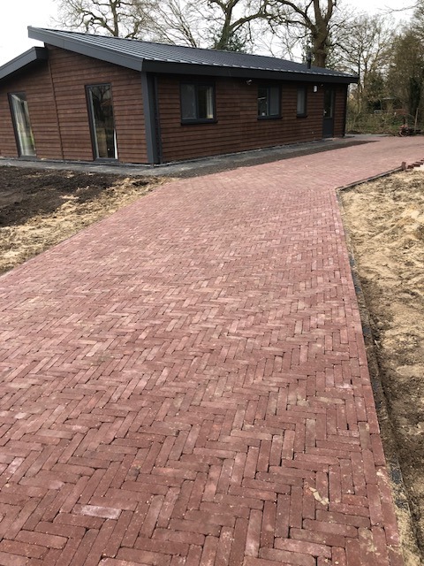 Oprit aangelegd met sierbestrating