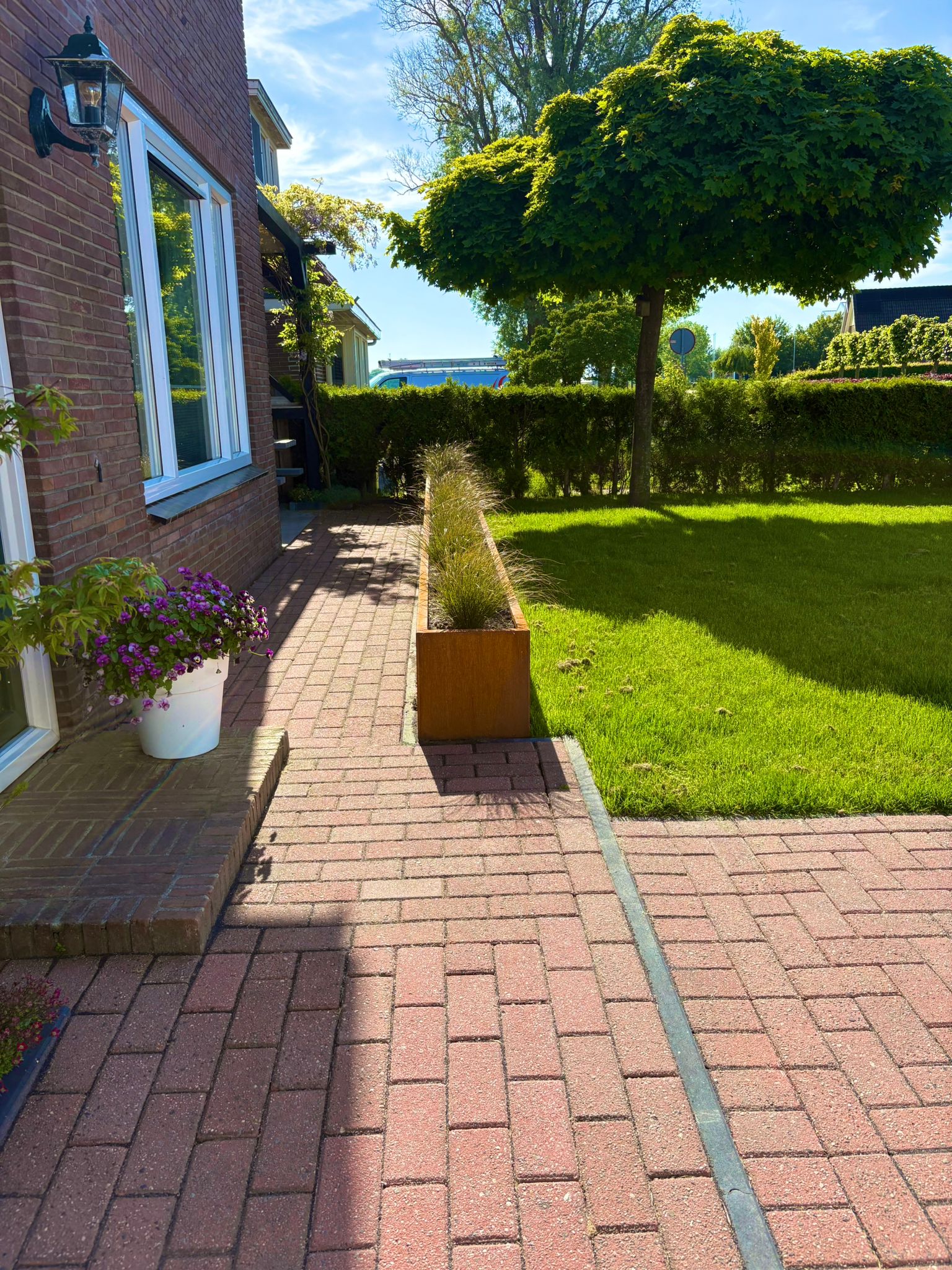 Sierbestrating aangelegd op tuinpad