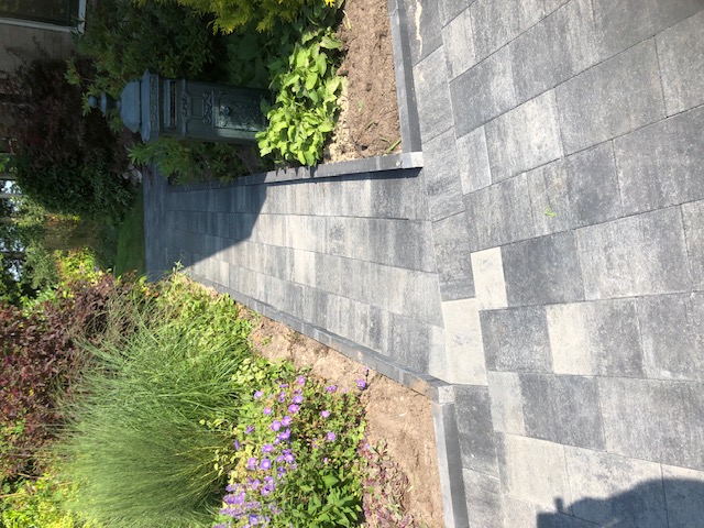 Tuinpad met sierbestrating aangelegd