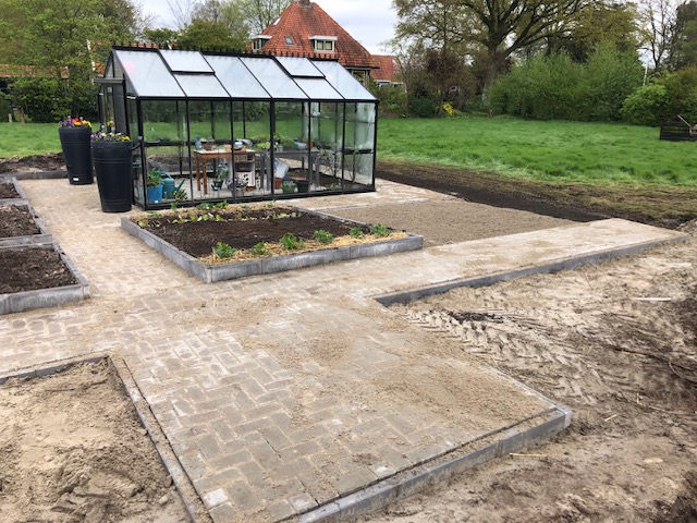 Moestuin aangelegd met bestrating tussen de plantvakken