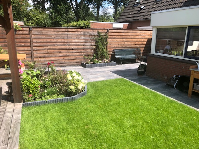 Tuinaanleg project met beplanting en paden